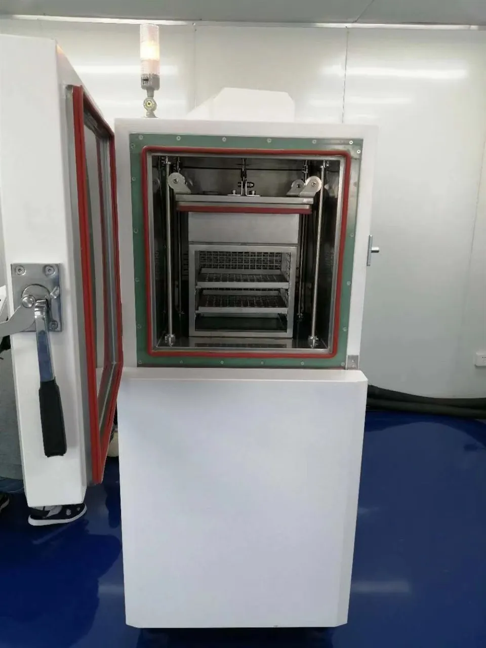 Hot and cold shock chamber
